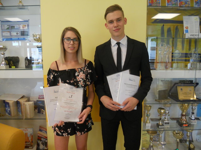 Anna Lanzmaier und Jan Makotschnig, Schüler des BG/BRG Neu Leoben, erhielten für ihre vorwissenschaftliche Arbeit den Dr. Hans-Riegel-Fachpreis.