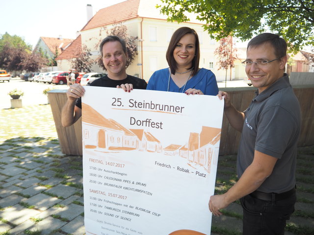 Vize-Bürgermeister Gerhard Frasz, R Astrid Eisenkopf und Tourismusverein-Obmann Andreas Wirth freuen sich aufs 25. Steinbrunner Dorffest.