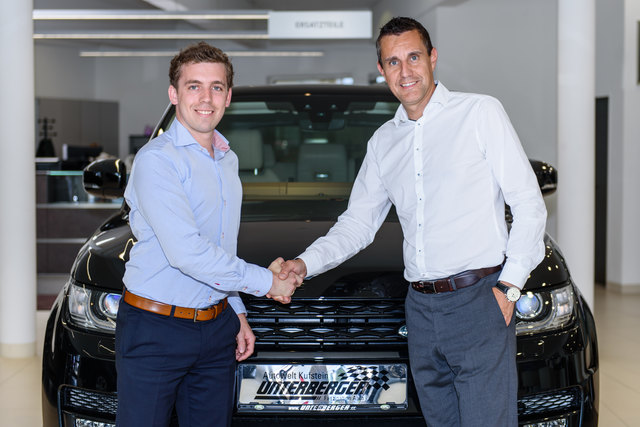 Der Geschäftsführende Gesellschafter Gerald Unterberger (rechts) heißt Maximilian Phleps als neuen Betriebsleiter der Autowelt Unterberger Kufstein willkommen.