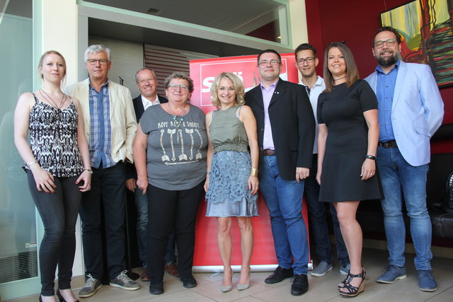 Armin Vogrincsics (4.v.r.) geht mit einem bunten Team in den Wahlkampf.