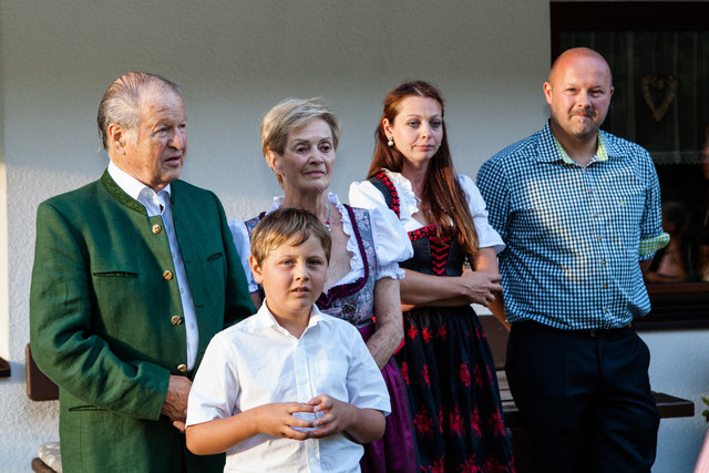 Alois Ennemoser mit Gattin Erna, Sohn Christoph mit Ramona und Enkelkind Leo.