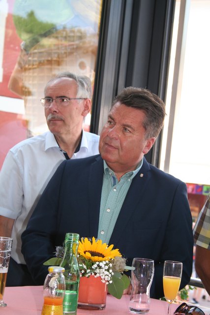 Hören den Worten des Bürgermeisters zu: Gemeindevertreter Sepp Wimmer und LR Hans Mayr. | Foto: Christa Nothdurfter