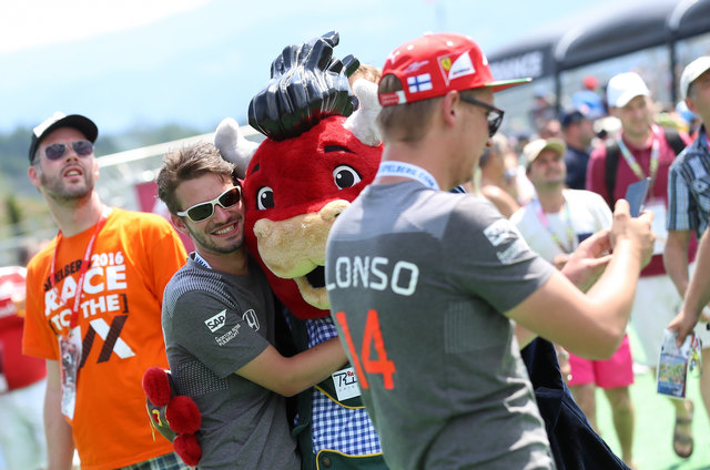 In der Fanzone rennt der Schmäh. Foto: GEPA pictures/Walgram