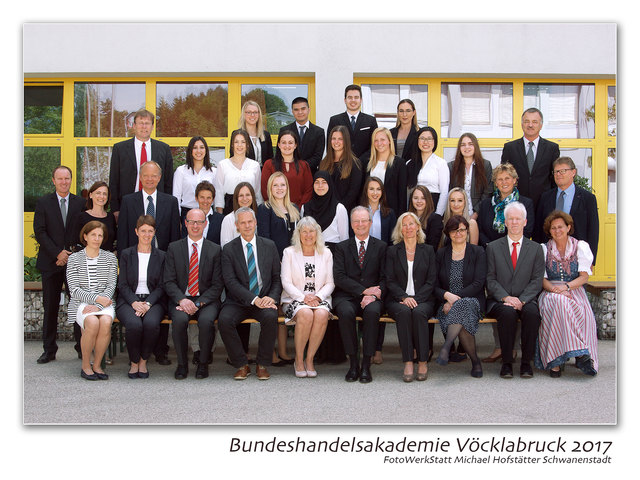 Die Maturaklasse 5AK mit LehrerInnen sowie Direktorin Mag. Fölser und Vorsitzendem Hofrat Mag. Streicher (beide vorne Mitte)