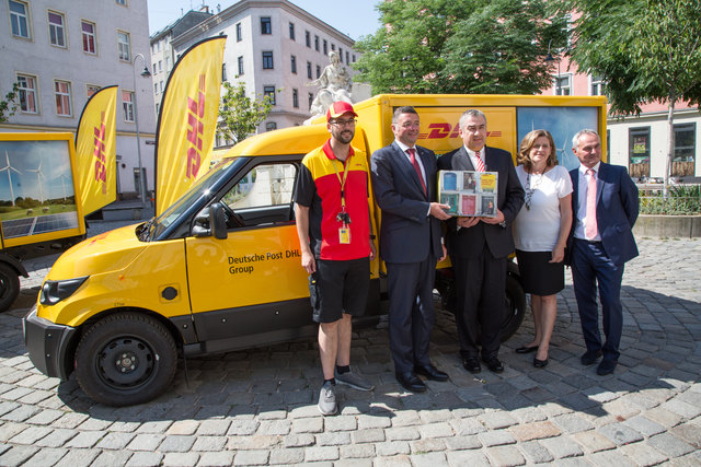 vlnr DHL Bote, Verkehrsminister Jörg Leichtfried, Deutsche Post DHL Group Vorstand Jürgen Gerdes, Bezirksvorsteherin Susanne Schaefer-Wiery, DHL Paket Österreich-Geschäftsführer Günter Birnstingl