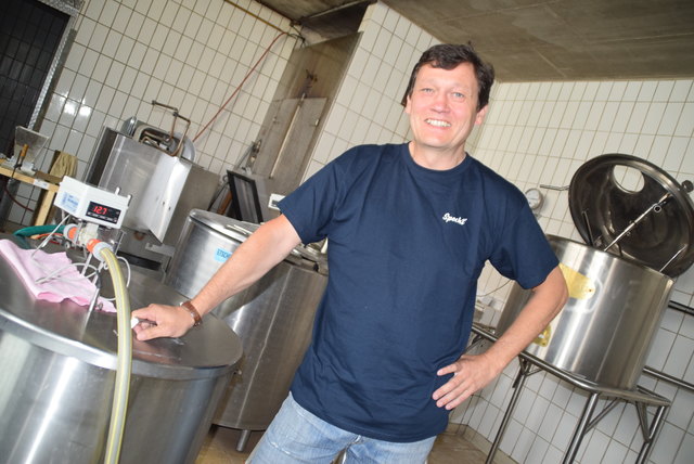 Alexander Chloupek neben dem Wiener Lager, das gerade bei 12,7 Grad Celsius vergärt.