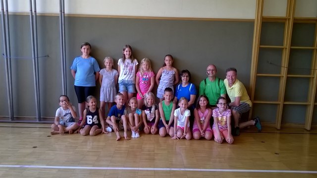 Armin Schaffhauser, Gregor und Birgit Birbaumer mit den teilnehmenden Kindern