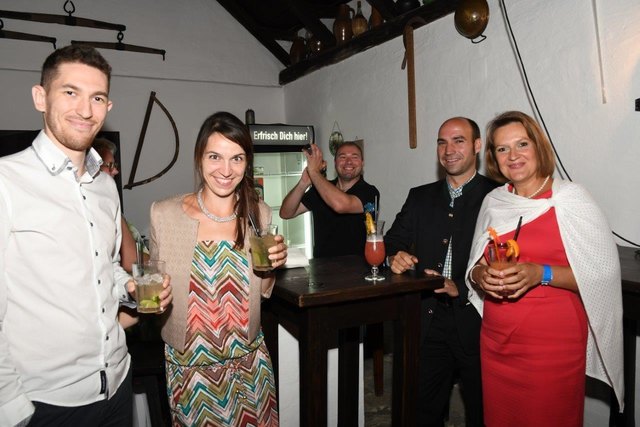 Kein noch so exotischer Mix ist ihm fremd: der beste Barkeeper des südlichen Marchfelds mit begeisterten Gästen bei der Arbeit.