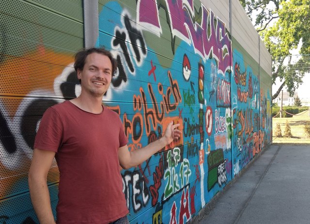 Streetworker Benedikt vor der neu gestalteten Wand. | Foto: privat