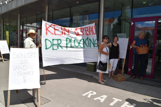 Plöcking-Demonstration bei der Gemeinderatsitzung.