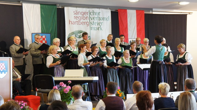 Klangwolke über Großsteinbach: 15 Chöre aus dem Bezirk Hartberg-Fürstenfeld ließen die Kulturhalle beim großen Regionssingen erklingen.
