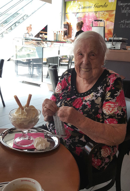 Das Highlight am Ende des Tages: Irmentraud Haberda freut sich über das fruchtige Dessert.