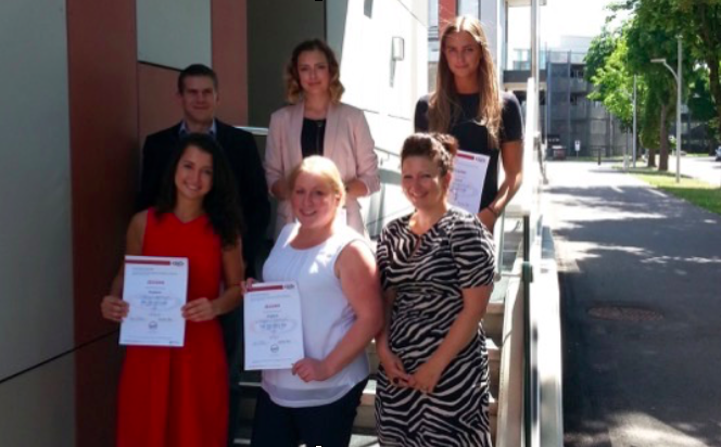 Mit Stolz präsentieren die erfolgreichen TeilnehmerInnen ihr Zeugnis: Hanna Immler, Alina Schöffer,Kelly May Sequenz, Jürgen Staritzbücher und Anna-Maria Vogl.
