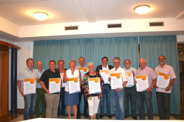 Die LEADER-Region Weinviertel Donauraum zieht an einem Strang: Gottfried Muck (Sierndorf), Martin Senekowitsch (Spillern), Josef Anzböck (Hausleiten), Franz Schöber (Leitzersdorf), Magdalena Batoha (Leobendorf), Josef Schiel (Enzersfeld), Jutta Mayr-Losek (Großrußbach), Michael Oberschil (Hagenbrunn), Peter Hopfeld (Stockerau), Herbert Ulrich (Harmannsdorf), Willibald Latzel (Bisamberg) und Josef Waygand (Langenzersdorf).