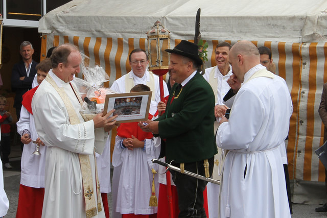 Jubilar Camillus Essig übernimmt sein Ehrengeschenk aus der Hand von Bürgermeister Josef Leitner.