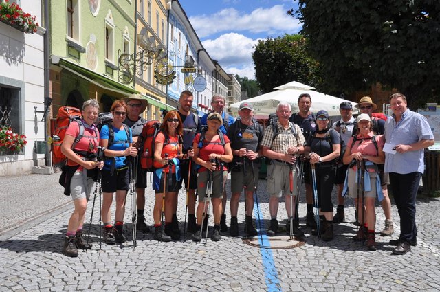 Die Wanderer aus Ruderting mit Bürgermeister Josef Jury | Foto: KK