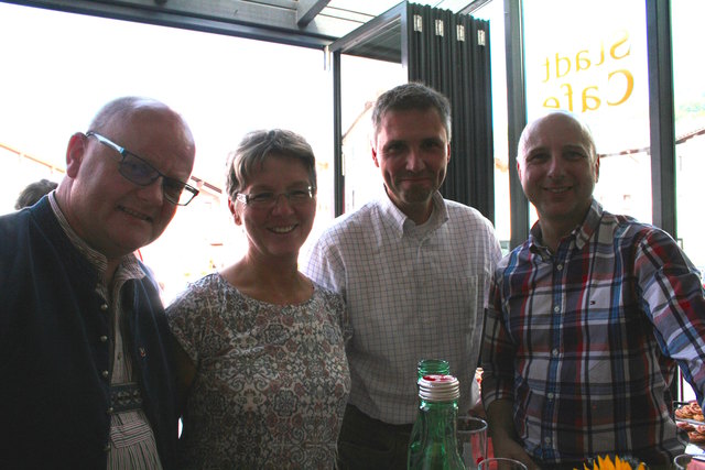 Oje, viel zu dunkel geworden, das Foto von "Politik und Verwaltung": Vize-Bgm. Volker Kalcher, Hanni Lerch, Andreas Voithofer und Vize-Bgm. Gerald Rauch. | Foto: Christa Nothdurfter
