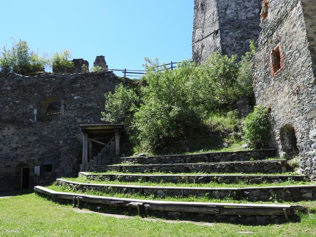 Alle zwei Jahre gelangt das Theaterstück "Der Pfleger von Stein" im Palas der Ruine zur Aufführung.