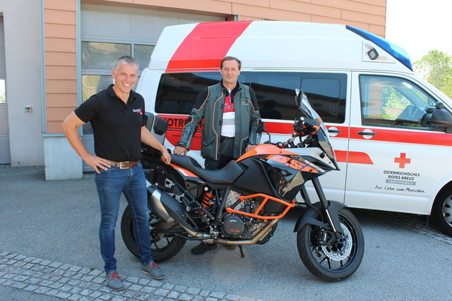 Manfred Ludhamer (re.) hat seinem Motorradkollegen das Leben gerettet. Mit am Bild: Rettungskommandant Josef Hamedinger.