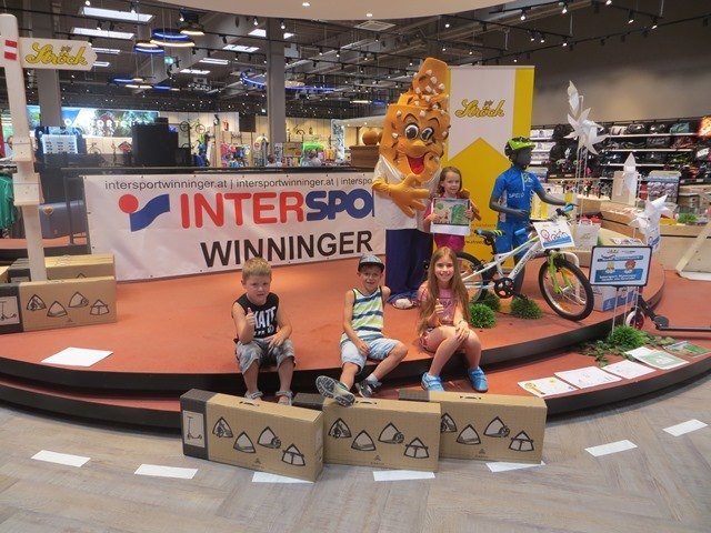 Gewinnübergabe Gewinnspiel Ströck Bröselpost 55 bei Intersport Winninger mit Maskottchen Salty bei der Preisübergabe