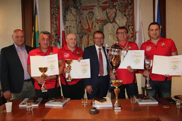 Hannes Heide und Anton Fuchs gratulierten dem Team des „Balkan Express“.