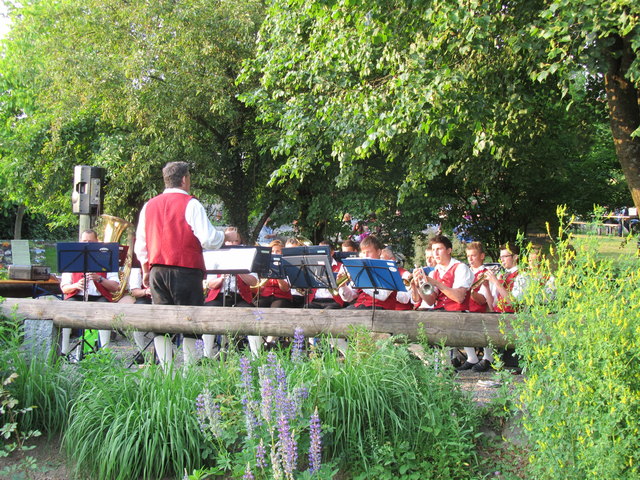 Der Musikverein spielt mitten im Kräutergarten "dufte" Töne.
