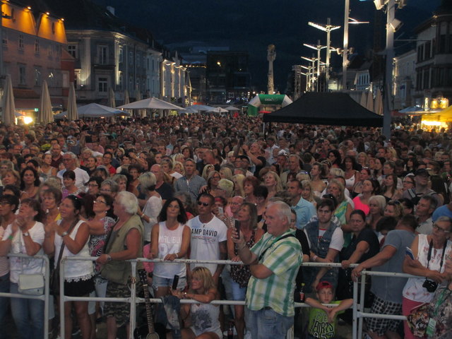 Ein begeistertes Publikum am Hauptplatz in Leoben.