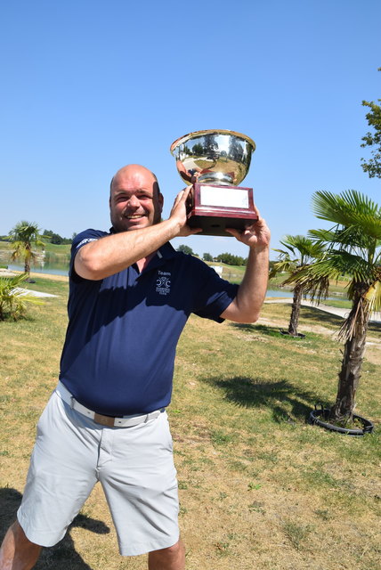 Hält den ersehnten Pokal endlich in Hände: Team-Kapitän Alexander Kubin.