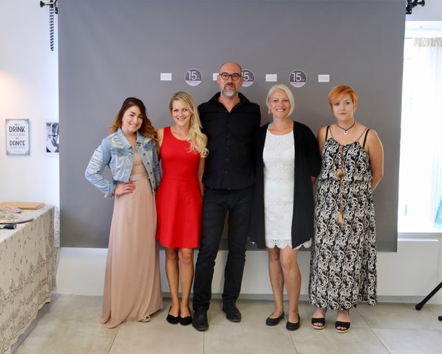"Wir personalisieren Ihren Stil", ist das Motto des Teams von "Haarsache bei Gernot". Im Bild Sarah, Bettina, Gernot, Petra und Jacqueline (v.l.) bei der Jubiläumsfeier.
