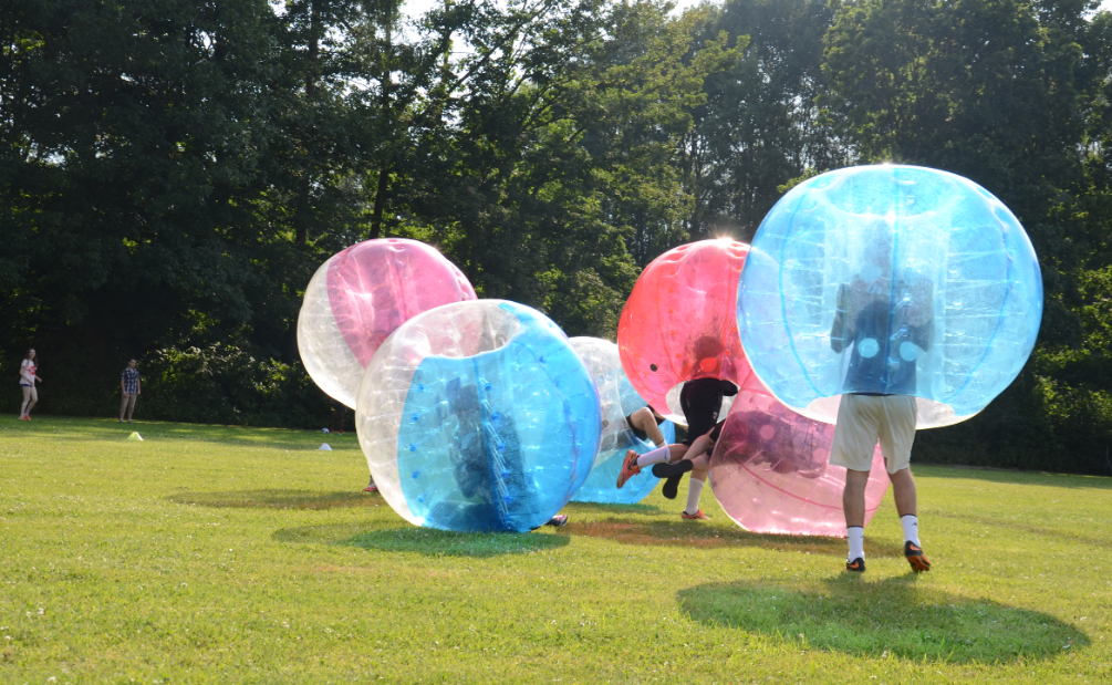 Beim Fest der Spiele der Jungen Generation sowie der Kinderfreunde hatten die Teilnehmer des Bubblesoccer-Fußballspieles Riesenspaß.