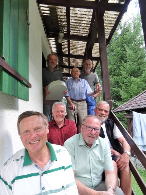 Von oben links nach unten:
Bernhard Mariani, Herr Ebner, Manfred Zobl, Erich Grill, Rudl Lenz, Obmann-Stv. Günter Tschuggnall und Heinz Waldherr