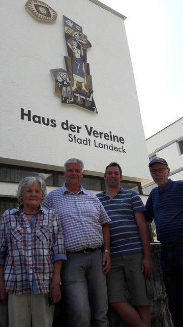 Emmi Strolz gemeinsam mit Christian Rudig, Restaurator Harald Köll und Initiator Franz Geiger.