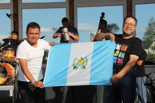 Musikkollege Danilo Sandoval, gebürtiger Guatemalteke, rechts im Bild mit der Fahne seiner Heimat