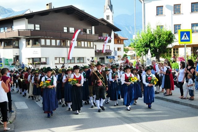 Immer wieder ein imposanter Anblick: Einmarsch der JungmusikantInnen in drei großen Blöcken.