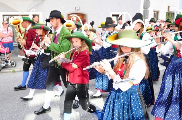 Viele Farbe, aber ein Marsch beim Einmarsch!