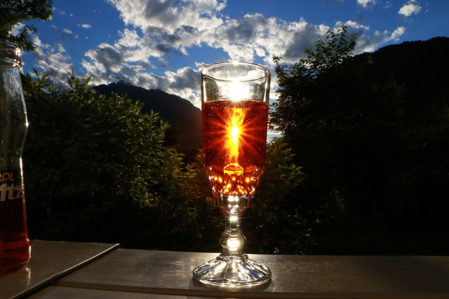 und genieße die Abendstimmung Schluck für Schluck