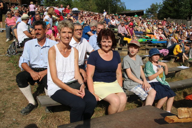 In der ersten Reihe: Nationalrätin und Bürgermeisterin.