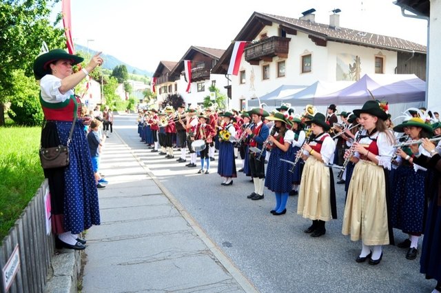 Wo ein Wille ist, findet sich auch ein Podest: Bezirksjugendreferentin Claudia Klinar dirigierte das Gesamtspiel.