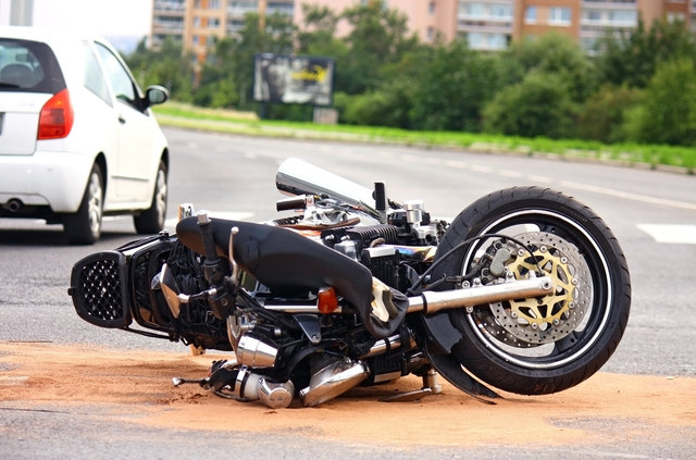 Motorrad geriet auf das Bankett und prallte gegen einen Betonmasten. | Foto: tomas/Fotolia