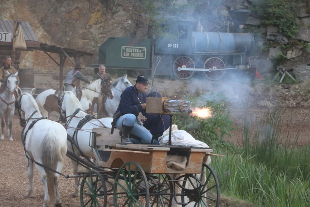 Sogar ein Maschinengewehr kommt zu Einsatz.