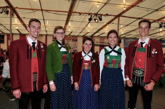 Das sind die Goldenen: Magdalena Zorn, Juiia Schaffenrath und Valentina Haider, flankiert von Elias und Jonas Lick (nicht anwesende: Markus Stern)