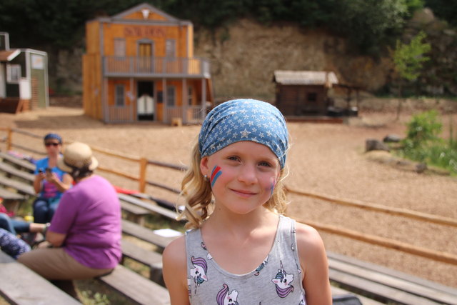 Frisch geschminkt: mit Kriegsbemalung zu den Karl-May-Spielen.