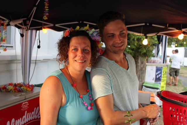 Gina und Marin in der Bar der Theatergruppe