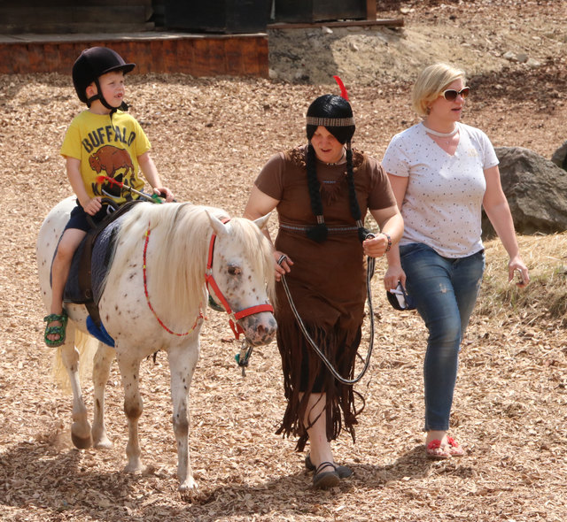 Ponyreiten auf der Naturbühne.
