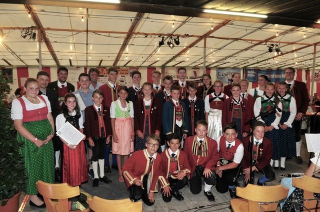 Für 16 JungmusikantInnen gab es das Leistungsabzeichen in Bronze (im Bild mit den GratulatInnen)