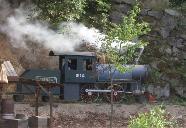 Eine Eisenbahn fährt ein.