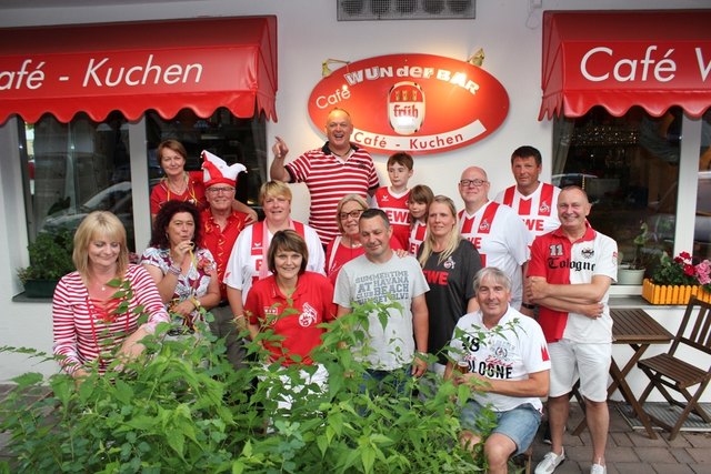 in der Wunderbar vom "Köllschen Jung" (hi. mitte) wurde die Halb-Faschingszeit ausgiebig gefeiert - Motto Rot-weiß