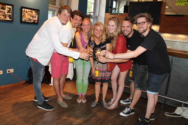 Der KUGA-Vorstand stößt an auf 35 Jahre erfolgreiche Kulturarbeit