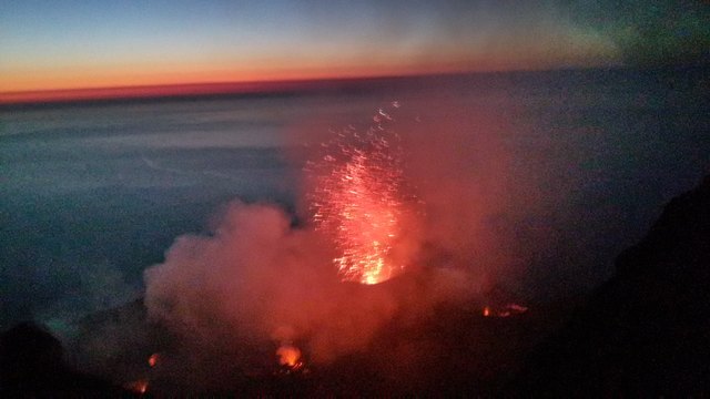 einen herrlichen Sonnenuntergang über dem Meer und gleichzeitig einen Vulkanausbruch, das kann man nur am  Gipfel des Stromboli in Italien erleben