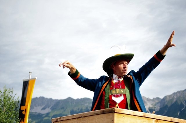 Wie immer vollster Einsatz von Bezirks-Kapellmeister Roland Krieglsteiner beim Gesamtspiel.